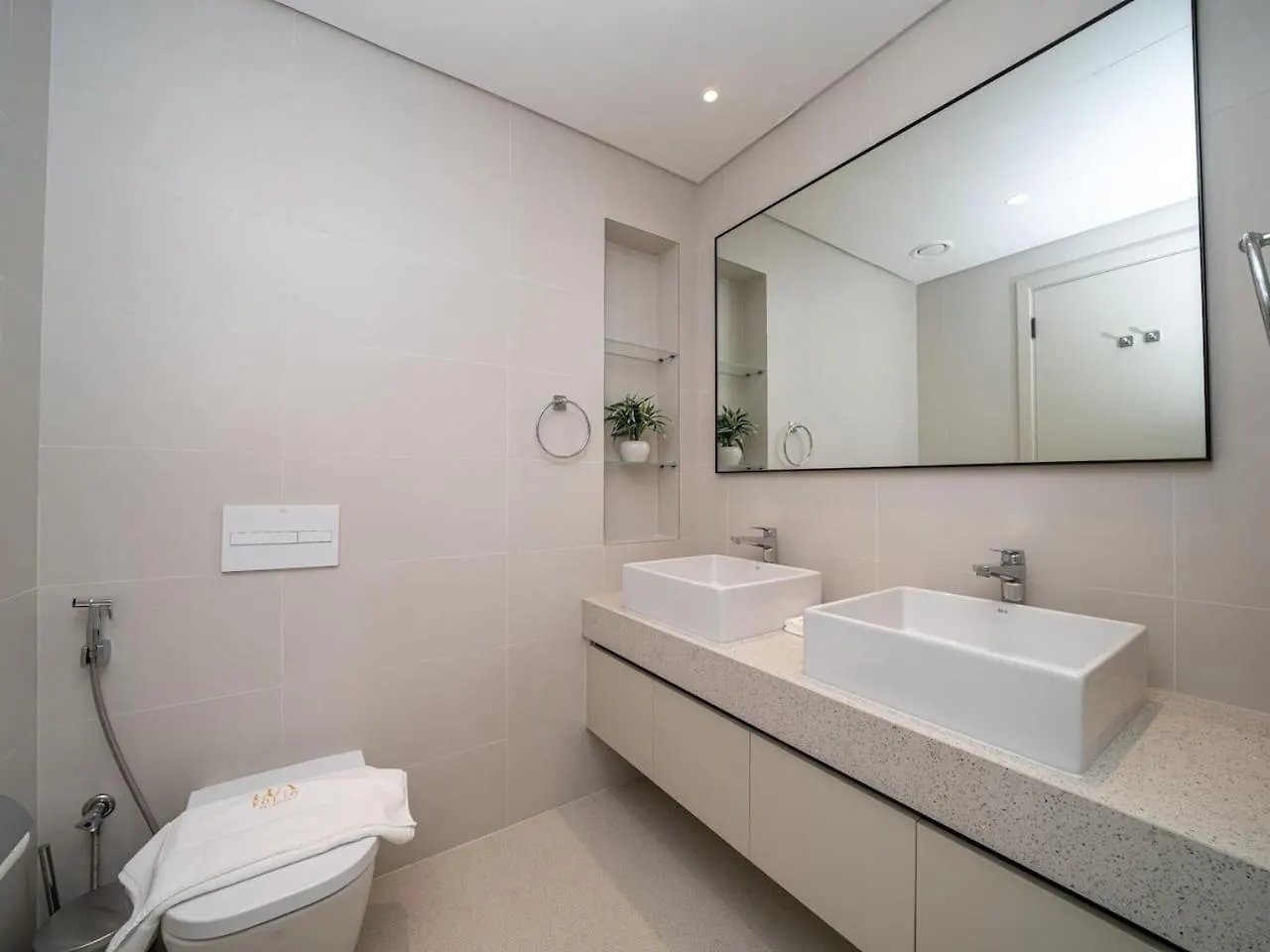 Gorgeous Beachfront 2 Bed Retreat In Marina Vista Dubai 0*,
