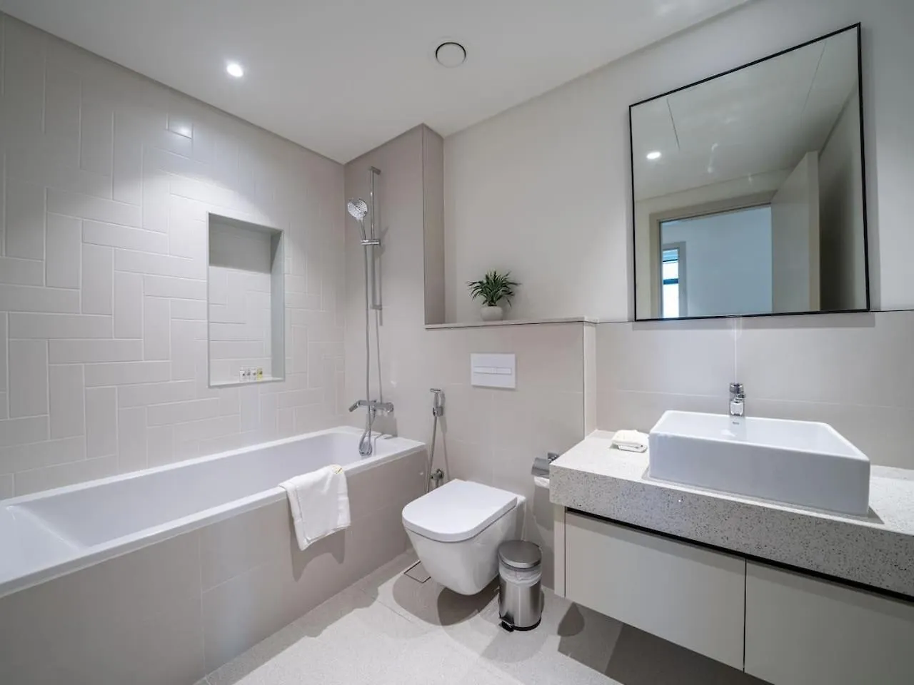 Gorgeous Beachfront 2 Bed Retreat In Marina Vista Dubai Apartment